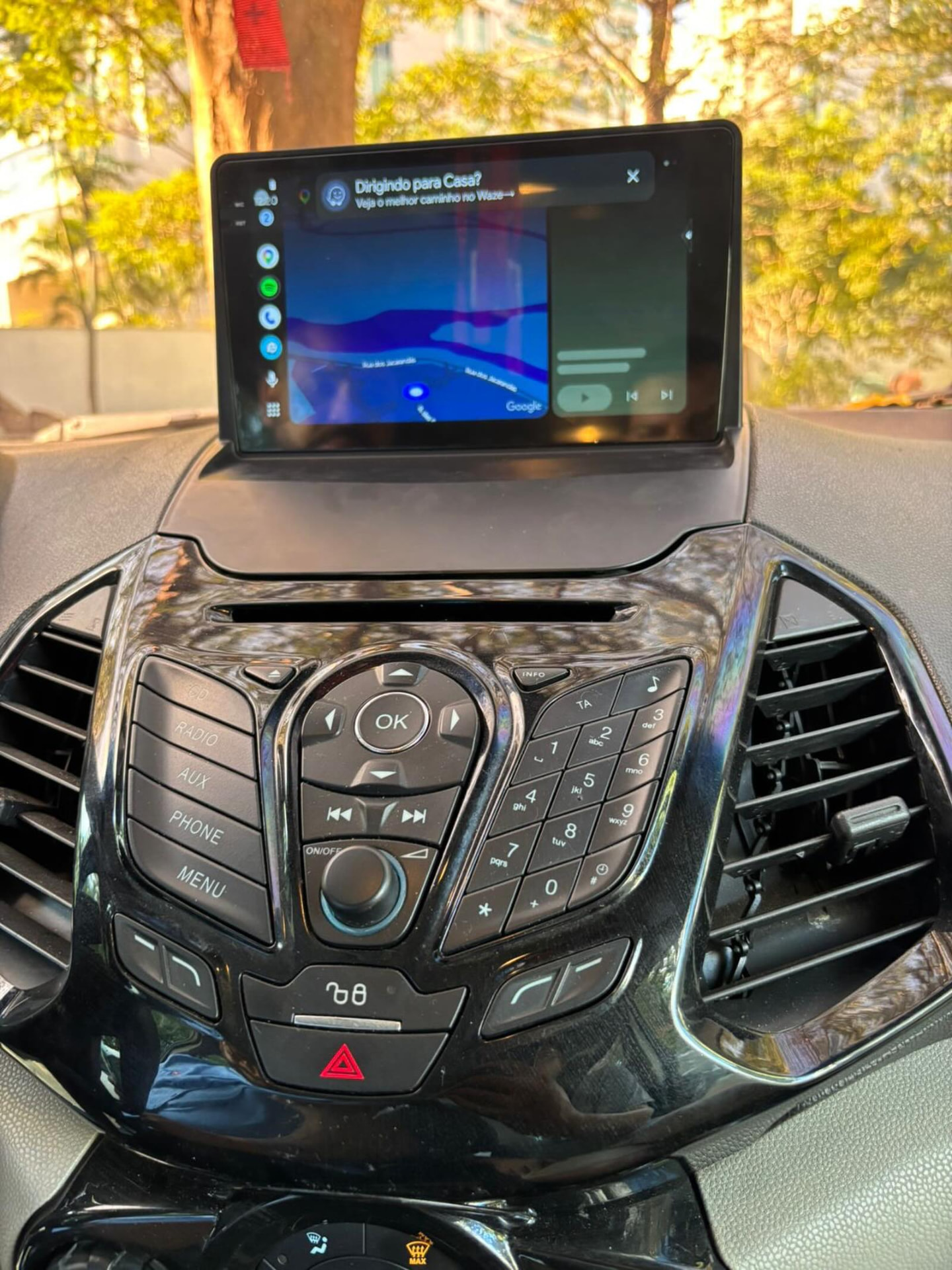 Central multimídia com Waze e Android Auto instalada